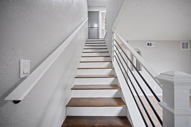 Building Photo - Diamond Villas