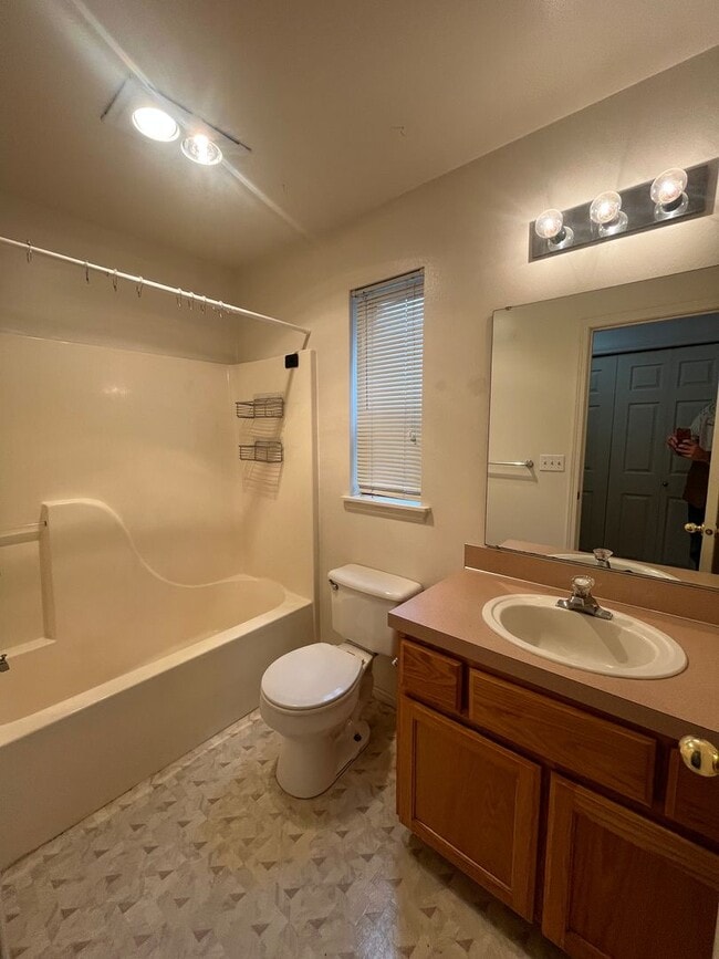 Building Photo - 2-Bedroom 1-Bathroom Apartment in 3 unit building