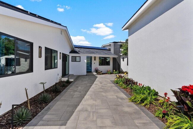 Building Photo - 7982 Roseland Dr