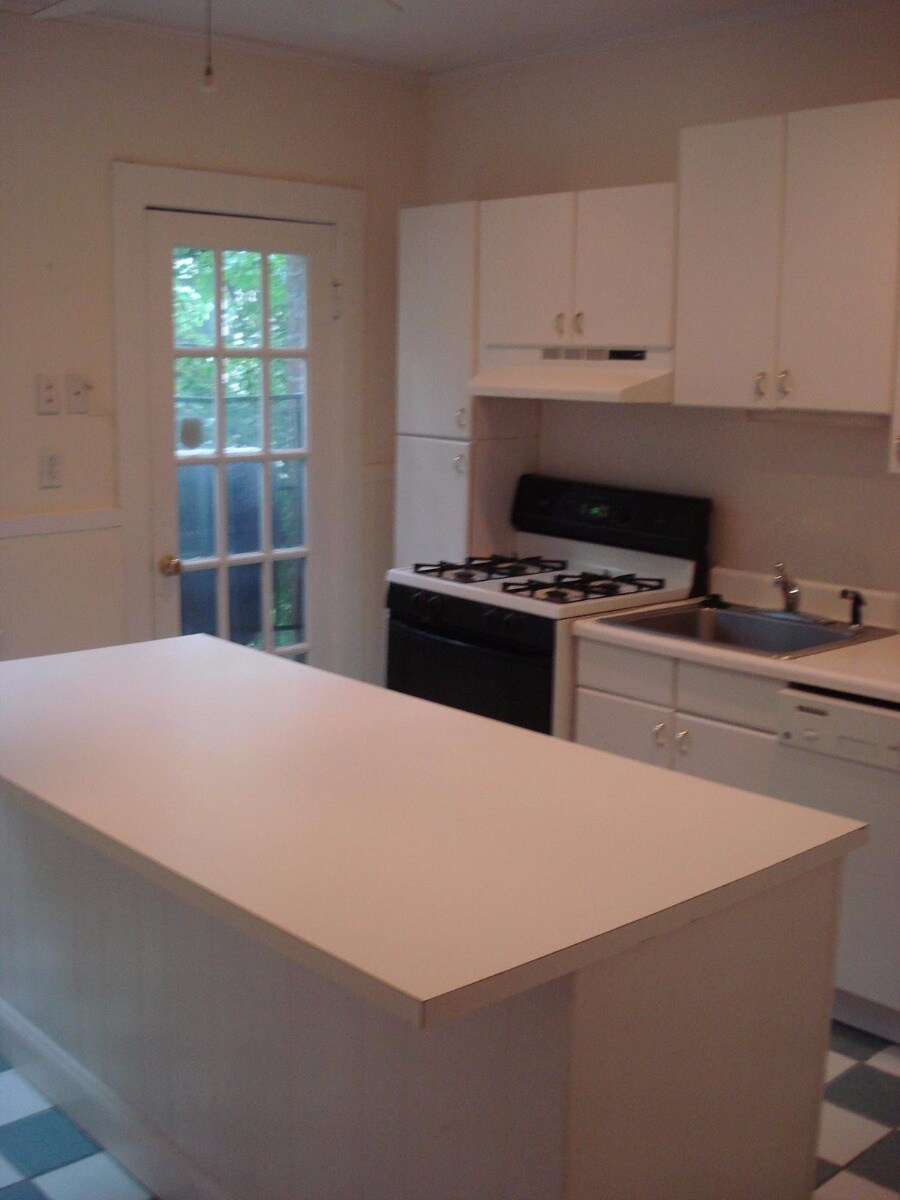 Building Photo - 384 Riverway