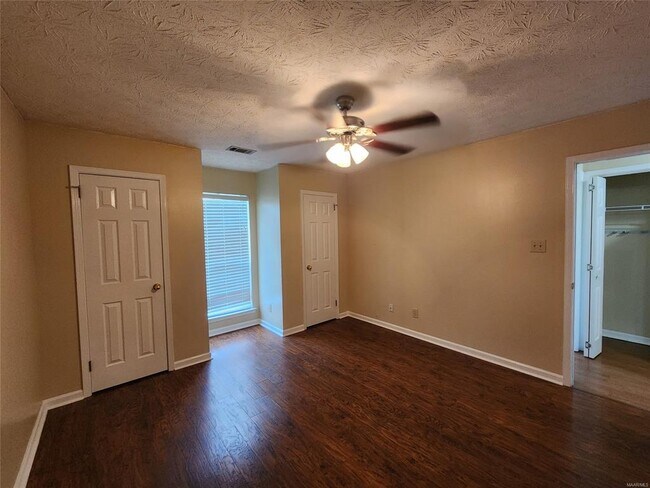 Building Photo - 549 Sheila Blvd