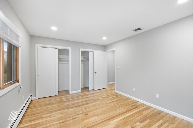 Building Photo - 213 5th St