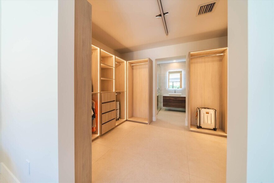 Building Photo - 7610 Bayside Ln