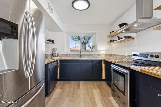 Building Photo - 7931 W Shaw Butte Dr