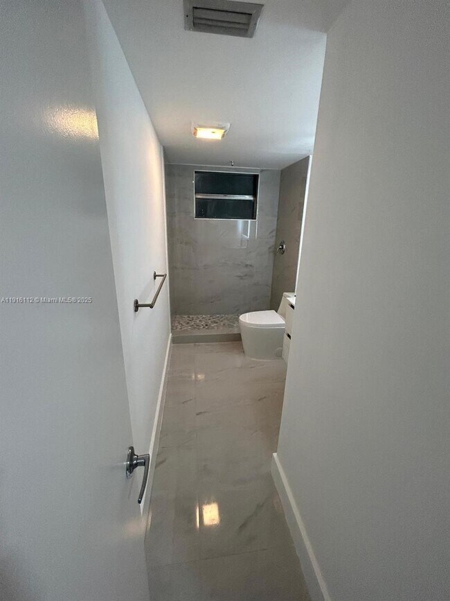 Building Photo - 1750 NE 191st St