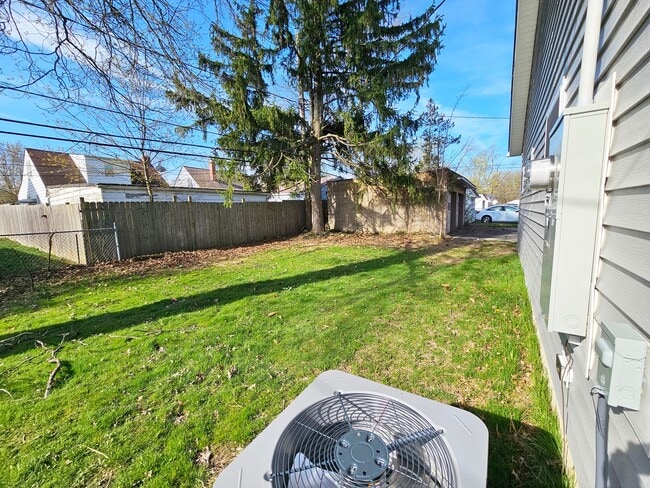 Building Photo - 3 Bed & 2 Full Bath Ranch Home in South Euclid for Rent!