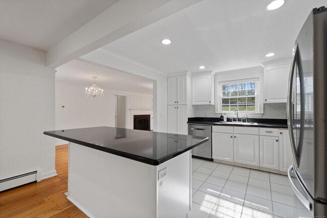 Building Photo - 486 Deercliff Rd