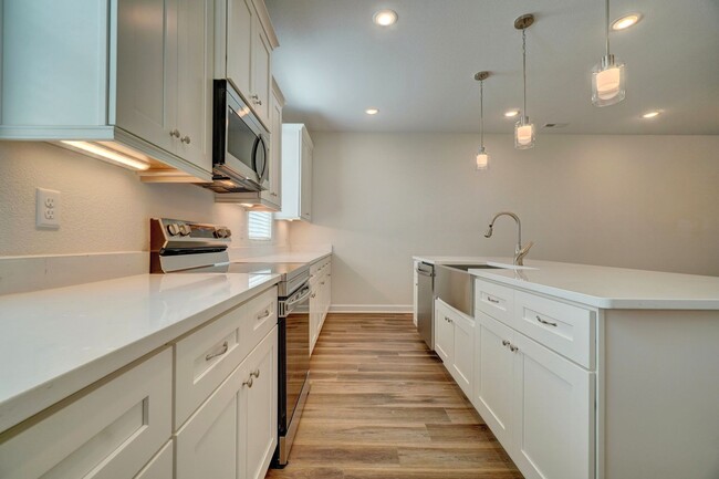 Building Photo - 3-Bedroom Townhome w/Attached Garage! Avai...