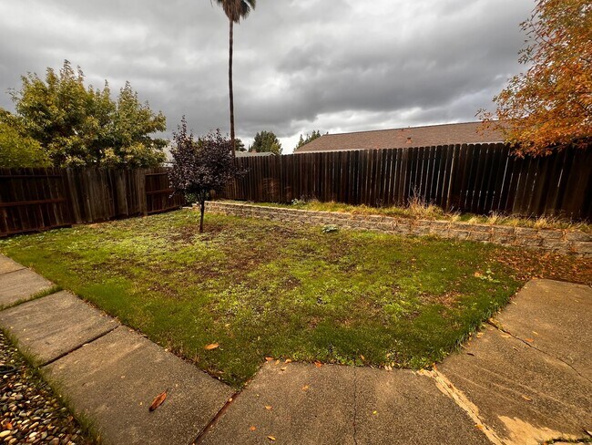 Building Photo - Great one story home close to TAFB