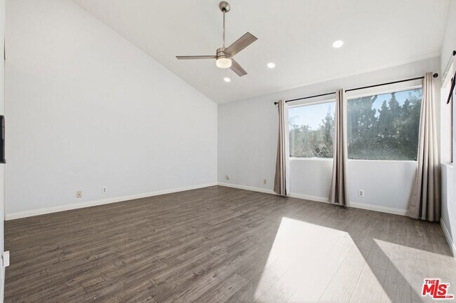 Building Photo - 833 Shadow Lake Dr