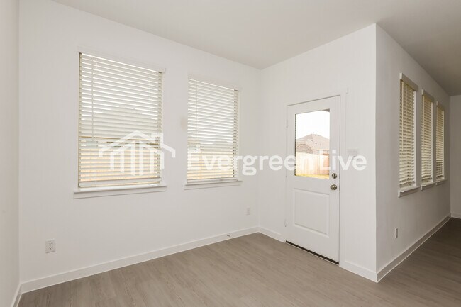 Building Photo - 200 Pine St