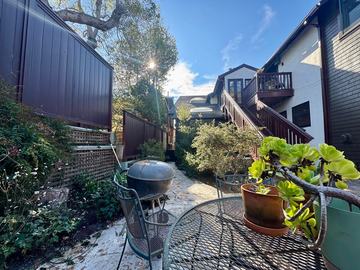 Building Photo - 2733 Russell St