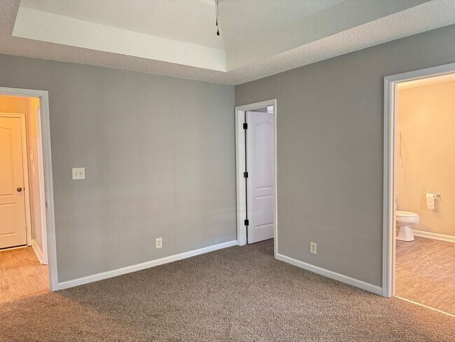 Building Photo - Almost 2000 sq.ft! Super Nice & Clean! 3 B...