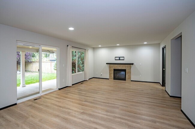 Building Photo - Charming 3BR/2.5BA in Desirable Gig Harbor...