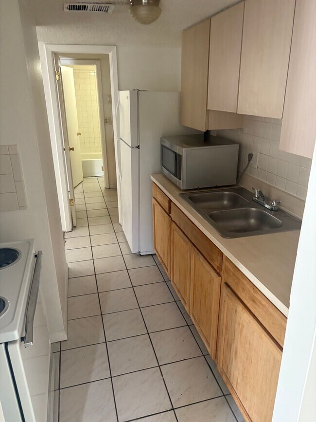 Building Photo - Baywatch Apartments- Five Minutes Driving from USF