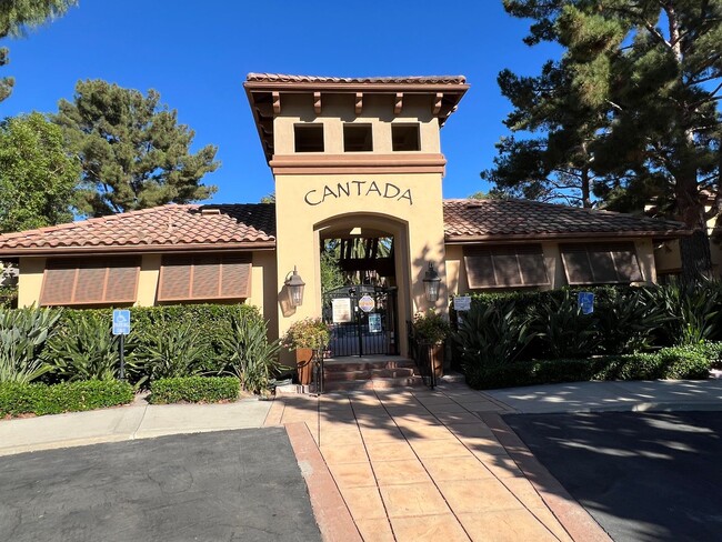 Building Photo - Light Filled 2 Bed 2 Bath Tustin Condo wit...