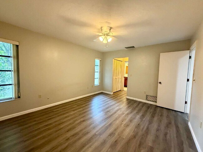 Building Photo - 423 Whispering Oaks Ct