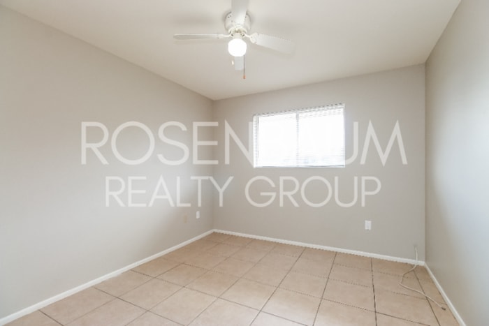 Building Photo - 826 E 4th Pl