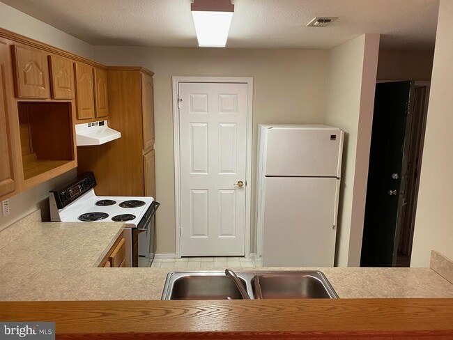 Building Photo - 310 Canterbury Rd