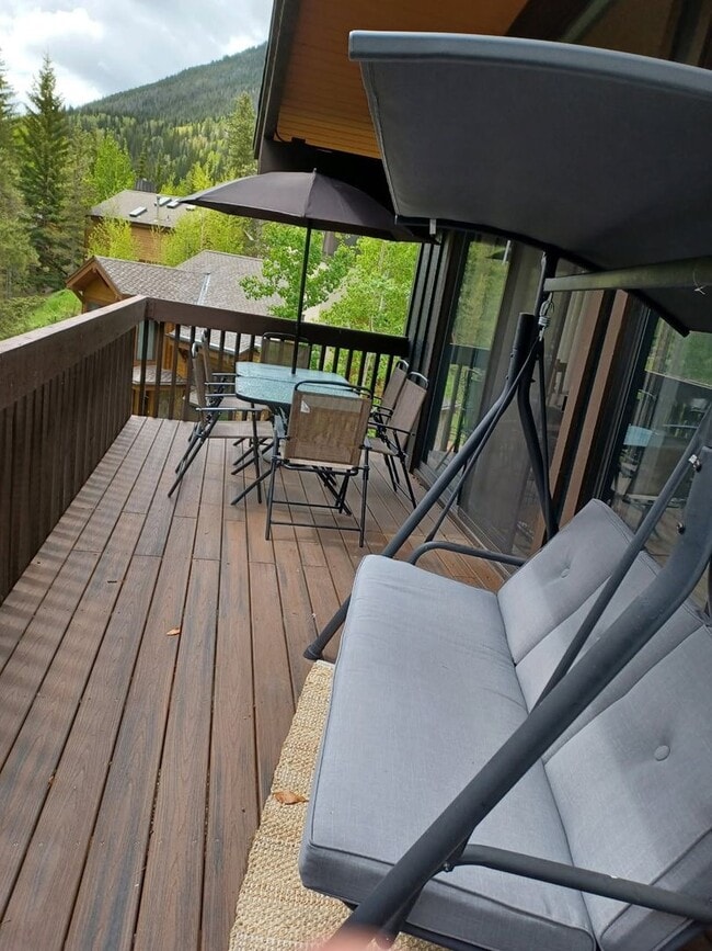 Building Photo - Winter 2026/27 Top floor end unit | 2 bed / 2 bath + loft