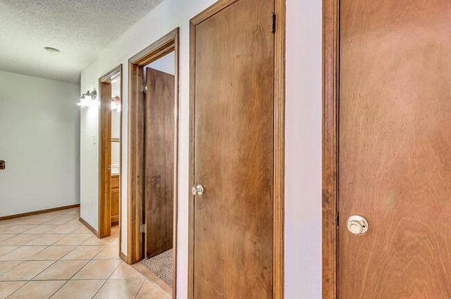 Building Photo - 4886 Maureen Cir