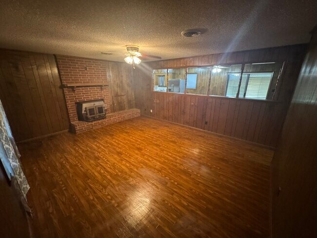 Building Photo - 605 Bayless St