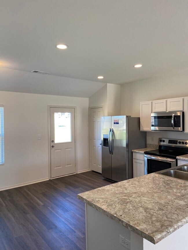 Building Photo - *Pre-leasing* Three Bedroom | Two Bathroom...