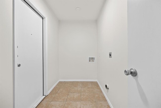 Building Photo - 8600 Hathaway Dr