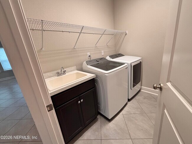 Building Photo - 212 Willow Crk Ct
