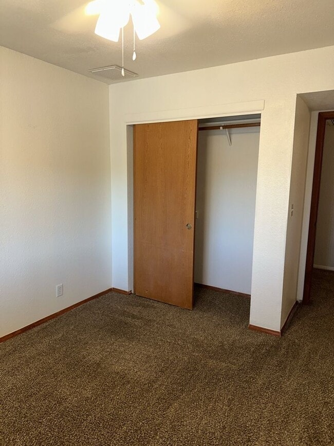 Building Photo - Unfurnished Full Time