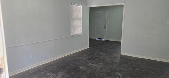 Building Photo - 301 Elbert Ln