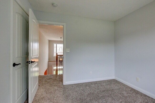 Building Photo - 716 Cavalier Dr
