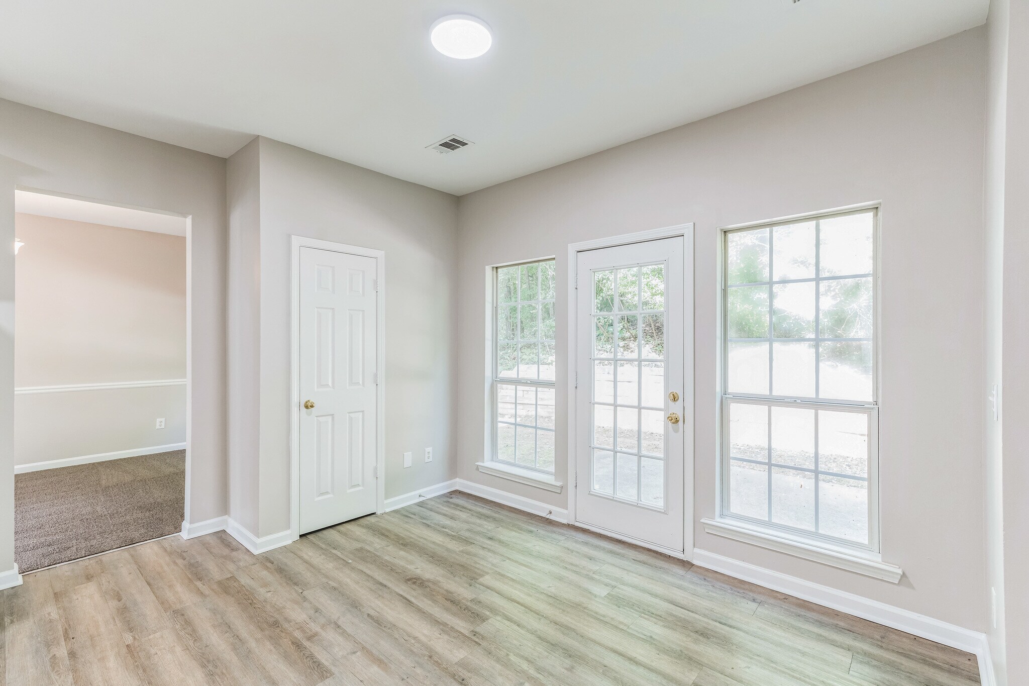 Building Photo - 2453 Lakebrooke Dr