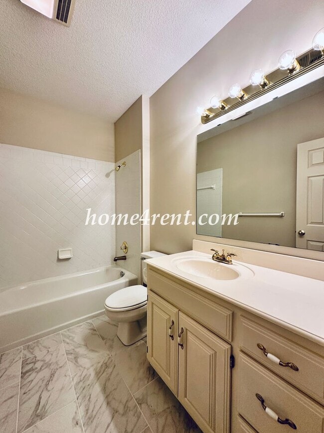 Building Photo - Exceptional 1.5 Story Home in the Prestigious Loch Lloyd Community!