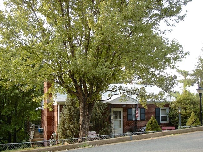 Building Photo - Three Bedroom House Available Near Downtown and Rt 250