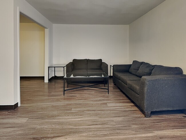 Building Photo - 807 S Locust St