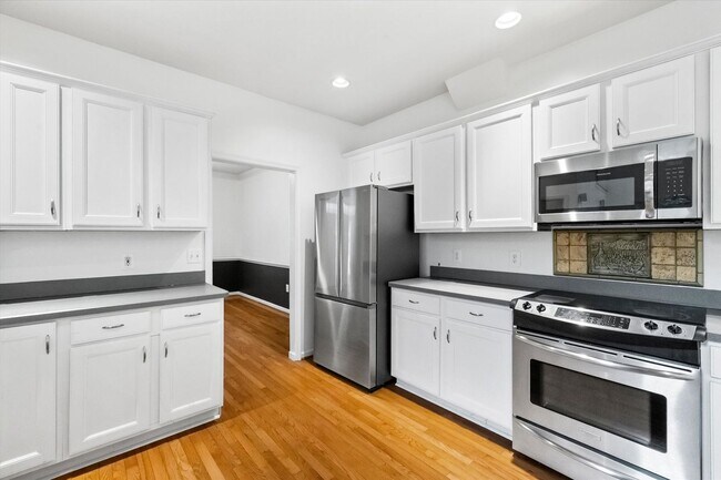 Building Photo - 4107 Lakeview Pkwy