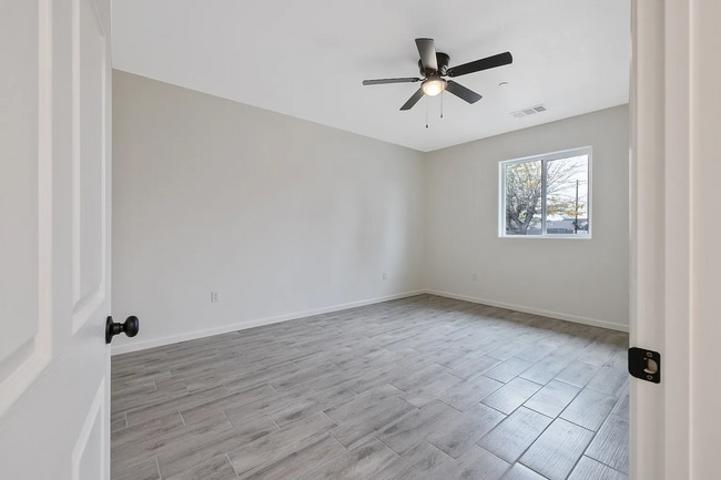 Building Photo - 601 E 10th St