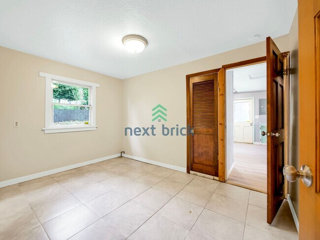 Building Photo - 3 Bed and 1 Bath Single-family Home Availa...