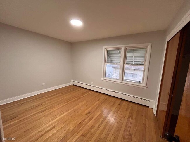 Building Photo - 3 br, 1 bath Triplex - 5955 South Kilbourn...