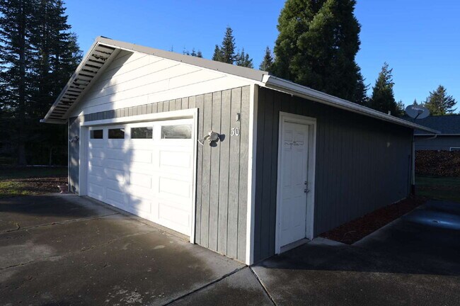 Building Photo - 2 bed 2 bath with large garage in Sequim