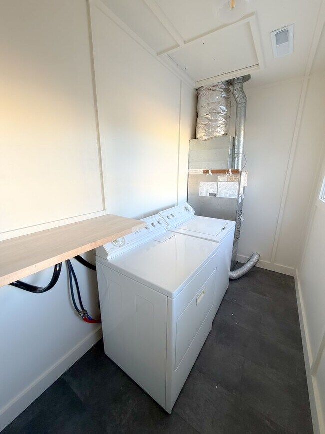 Building Photo - 2 Bedroom West Salem Home