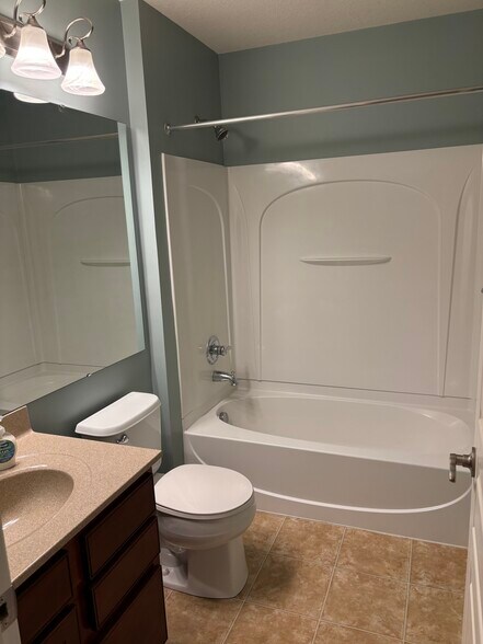2nd Bath - Tub - 2365 Rolling Hills Dr