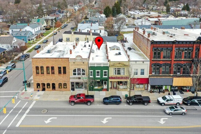 Building Photo - Spacious 3 Bedroom Apartment in Downtown Urbana