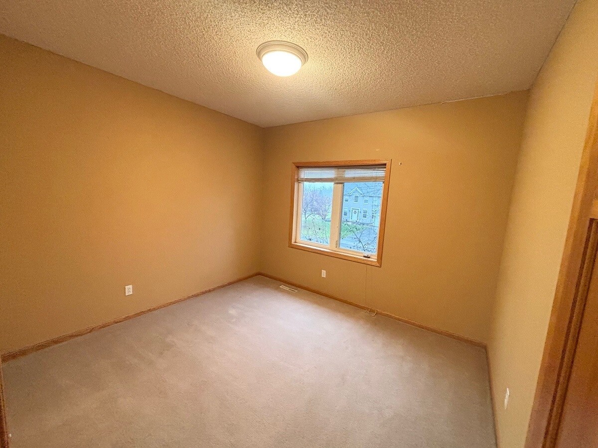 Building Photo - 15014 Valley View Pl