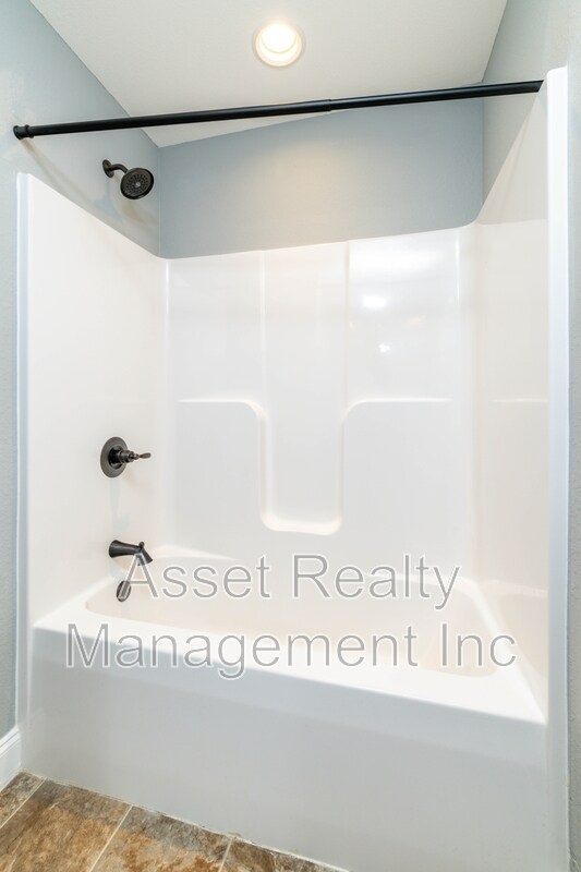 Building Photo - 924 Warrior Hill Dr