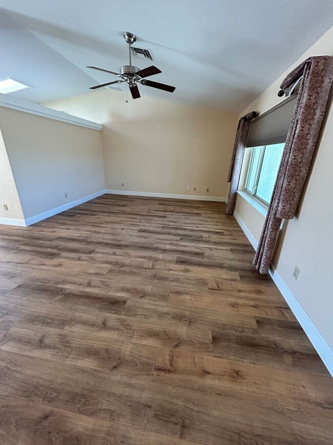 Building Photo - Unfurnished Home!