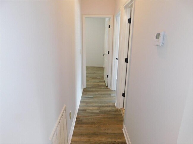 Building Photo - 137 Riverside Dr
