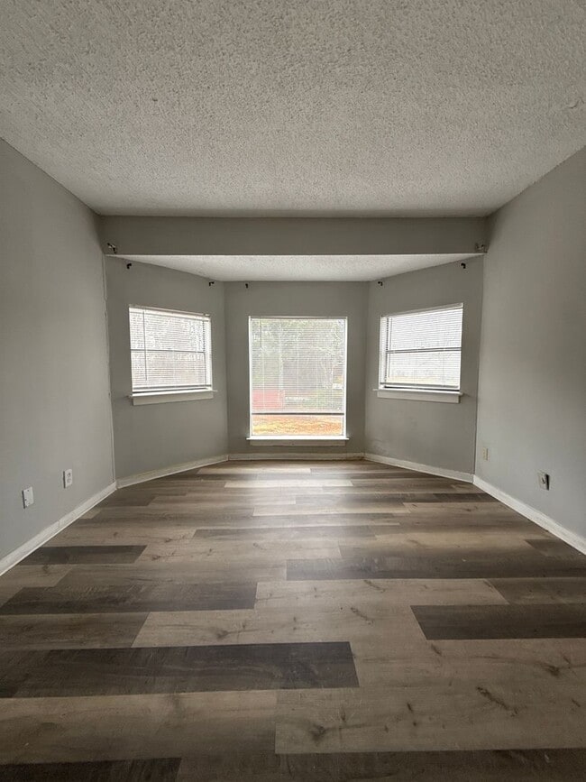 Building Photo - 4 bed 2 bath in Decatur!