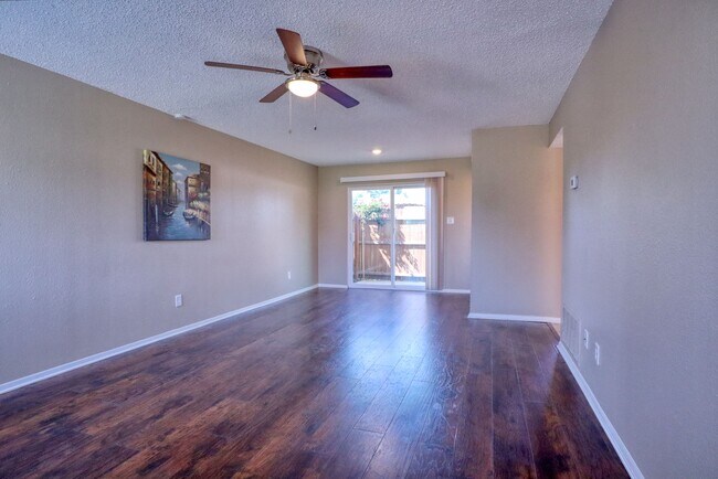 Building Photo - 413 Lakeway Dr
